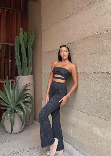 Flare Leggings in Black on Black