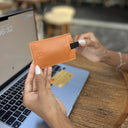 Draft-8 side card holder in green vegetable-tanned leather with minimalist slot design. Compact and sustainable accessory for everyday use